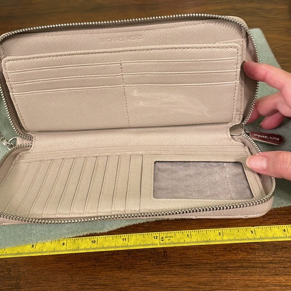 Michael Kors wristlet. Taupe / Tan - Picture 3 of 12